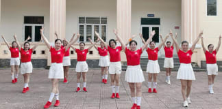 Các thành viên CLB Shuffle dance Đồng Lê hăng say tập luyện.