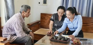 Nhân viên thu BHXH xã Nghĩa Ninh tuyên truyền về các chính sách bảo hiểm cho người dân địa phương.