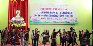 trình diễn các loại hình văn nghệ dân gian, trang phục truyền thống và tái hiện lễ hội mừng cơm mới của đồng bào Bru-Vân Kiều.