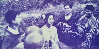 Nghệ sĩ Nam Kỷ và văn nghệ sĩ Đoàn văn công nhân dân Quảng Bình biểu diễn tại trận địa.