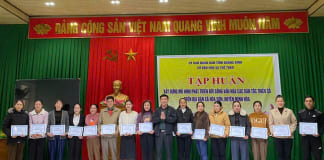 Lãnh đạo Sở Văn hóa và Thể thao trao giấy chứng nhận cho các học viên tham gia lớp tập huấn.