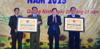 Lãnh đạo Sở Văn hóa-Thể thao trao bằng công nhận xếp hạng di tích lịch sử cấp tỉnh cho các địa phương.