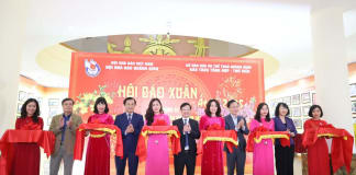 Các đại biểu cắt băng khai mạc Hội báo Xuân Ất Tỵ 2025.