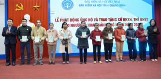 Lãnh đạo BHXH tỉnh trao tặng sổ BHXH cho người dân khó khăn trên địa bàn TP. Đồng Hới. 