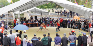 Hội vật thu hút nhiều người dân đến xem và cổ vũ.