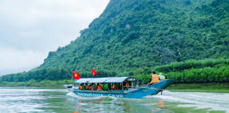 Đi thuyền dọc sông Son là trải nghiệm thú vị với du khách.