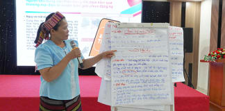 Chị Hồ Thị Thư (trưởng bản Đá Chát, xã Trường Sơn, Quảng Ninh) tham gia lớp tập huấn dành cho các tổ truyền thông cộng đồng tại TP. Đồng Hới.