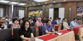 Các đại biểu dự hội thảo.