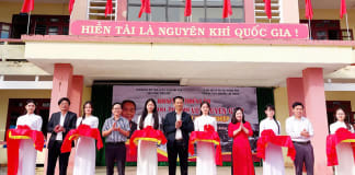 Các đại biểu cắt băng khai mạc triển lãm.
