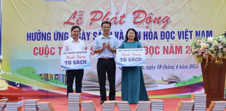 Sở Văn hóa, Thể thao và Du lịch trao tặng 400 đầu sách cho Thư viện tỉnh để chuyển đến học sinh các địa bàn khó khăn.