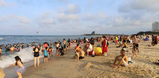 Bãi biển Nhật Lệ thu hút du khách.