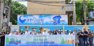 Đoàn famtrip đến tham quan làng bích hoạ Cảnh Dương.