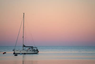 BARCA A VELA IN RADA 1