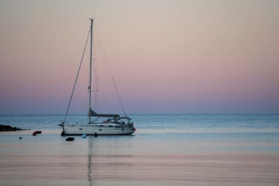 BARCA A VELA IN RADA 4