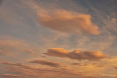 Oggi il tempo è passato dappertutto, nelle stanze, nelle strade, negli alberi. L’unico posto dove non è passato è in quella nuvola lassù nel tramonto, che mi chiama allo stesso modo di vent’anni fa.
(Fabrizio Caramagna)