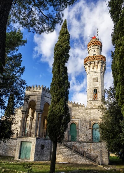 IL MINARETO
Realizzato nel 1918 da Damaso Bianchi, pittore fasanese, servendosi di manodopera giunta appositamente dall'Africa, molto probabilmente dalla Tunisia, come pure gran parte dei materiali usati. Un minareto simile a molti minareti dei paesi musulmani, con il caratteristico balconcino dal quale, cinque volte al giorno, si leva il canto del muèzzin, che modula le 'sure' che, dal Corano, predicano l'insegnamento del Profeta. La singolare costruzione fu destinata a residenza estiva familiare. Ora il parco è un contenitore culturale per convegni, conferenze, mostre d'arte e concerti di proprietà della Regione Puglia, ma affidato al Comune di Fasano.