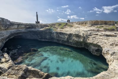 LA GROTTA DELLA POESIA
La Grotta della Poesia – La Storia
Si narra che una bellissima principessa amasse fare il bagno nelle acque salutifere della grotta; la sua bellezza era così folgorante che ben presto la notizia si diffuse in tutta la Puglia. Fu così che schiere di poeti provenienti da tutto il Sud dell’Italia si riunivano in quel luogo per comporre versi ispirati alla sua bellezza: chi scrisse delle ninfe, chi delle principesse orientali, chi delle regine del nord, e la fama durò tanto a lungo che ancora oggi questo luogo è conosciuto come la Grotta della Poesia.