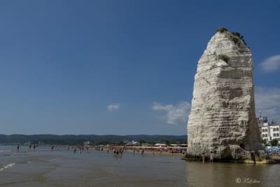 PIZZOMUNNO
Il Pizzomunno è un imponente monolite in pietra calcarea alto 25 metri. E’ situato all’inizio della spiaggia a sud del centro abitato, detta “del Castello” (perchè dominata dal Castello Svevo) o “Scialara” o “del Pizzomunno”. Per la sua imponenza sembra ergersi quasi a guardia di Vieste e per il suo fascino è diventato il simbolo stesso della cittadina garganica. Ad esso sono legate alcune leggende, spesso variazioni una dell’altra .