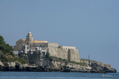PUNTA SAN FRANCESCO
La piccola penisola è l’estremità del roccione su cui sorge il quartiere medioevale, abitata fin da tempi remoti a causa della sua posizione strategica e del suo possente bastione naturale che ne rendeva difficile l’assalto via mare. Il nome della penisola è legato a quello della chiesa e del monastero che sorgono all’estremità della penisola.
