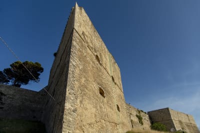 IL CASTELLO
Il castello svevo di Vieste sorge al margine del centro storico, su una rupe a strapiombo sul mare che sovrasta la spiaggia della Scialara