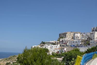 PESCHICI
La città di Peschici sorge su una rupe in una splendida posizione a picco sul mare. Meta apprezzata dai turisti in vacanza sul Gargano, conserva ancora l’influsso della sua origine moresca, ricordo di dominazioni e incursioni arabe, con grotte scavate nella roccia e antiche case bianche con tetto a cupola.

Il centro storico è ricco di scorci di grande suggestione, con le sue botteghe artigiane e numerosi locali dove è possibile degustare i piatti tipici della tradizione pugliese. Percorrendo gli stretti vicoli scavati nella rupe o salendo le piccole e tortuose scale che la caratterizzano si respira un’atmosfera unica: il profumo del pino marittimo mescolato all’aria salmastra si confonde con l’odore del rosmarino e del cappero che qui nasce spontaneo.