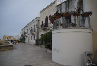 i bastioni circondano la BARI VECCHIA con fossato e torri