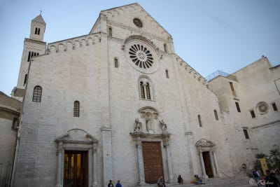 A pochi passi dal castello, alle porte di Bari vecchia, la Cattedrale metropolitana di San Sabino è una storica sede episcopale e ripete nelle sue linee severe e armoniose l'architettura della vicina Basilica di San Nicola.