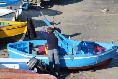I PESCATORI:
I pescatori sanno che il mare è pericoloso e le tempeste terribili, ma non hanno mai considerato questi pericoli ragioni sufficienti per rimanere a terra. (Vincent van Gogh)