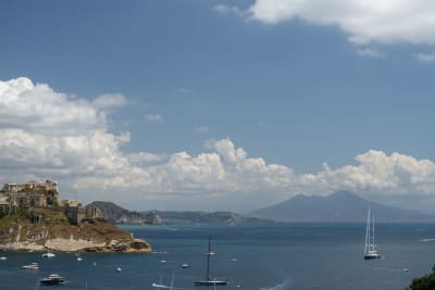 col Vesuvio in lontananza