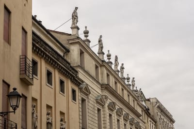PALAZZO CHIERICATI
Palazzo Chiericati è un edificio rinascimentale sito a Vicenza in piazza Matteotti, a fianco della parte terminale di corso Palladio. Progettato nel 1550 come residenza nobiliare per i conti Chiericati dall'architetto Andrea Palladio e costruito a partire dal 1551, fu completato solo alla fine del Seicento.