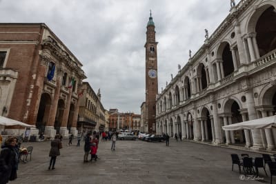 PIAZZA DEI SIGNORI
Piazza dei Signori è la piazza principale del centro storico di Vicenza. Originariamente foro romano e luogo del mercato, la piazza costituisce tradizionalmente il crocevia degli affari e del tempo libero della città.