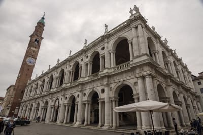 BASILICA PALLADIANA
La Basilica Palladiana è un edificio pubblico che affaccia su Piazza dei Signori a Vicenza. Il suo nome è indissolubilmente legato all'architetto rinascimentale Andrea Palladio, che riprogettò il Palazzo della Ragione aggiungendo alla preesistente costruzione gotica le celebri logge in marmo bianco a serliane.