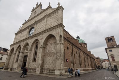 DUOMO - CATTEDRALE DI SANTA MARIA DELL'ANNUNCIATA
Di origine paleocristiana, fu ricostruita varie volte; la cupola fu progettata da Andrea Palladio, così come il portale laterale di settentrione[1] e sono inseriti dal 1994 nella lista dei Patrimoni dell'umanità dell'UNESCO nel sito La città di Vicenza e le ville di Palladio del Veneto.