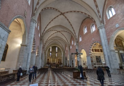 L'interno della cattedrale si presenta in stile gotico, con unica navata coperta sulla quale si aprono varie cappelle laterali e che è coperta con volta a crociera.