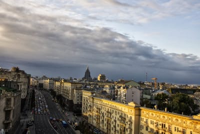 Tverskaya Street
Questa è la più importante strada della città...famosa perché qui si concentra la maggior parte dei negozi e hotel di lusso, ristoranti, bar..
Famosa già all'epoca degli zar perché usata per le loro processioni..e perché era la strada che collegava Mosca a San Pietroburgo