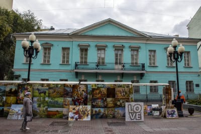 VIA ARBAT
Via Arbat, detta anche solo Arbat (in russo Арба́т[?·info]), è una strada pedonale lunga circa un chilometro nel centro storico di Mosca.
L'Arbat esiste almeno dal XV secolo e costituisce il cuore del quartiere Arbat. Originariamente la strada faceva parte di un importante percorso commerciale ed era abitata da un gran numero di artigiani. Nel XVIII secolo l'Arbat era considerata dai nobili russi come la zona residenziale più prestigiosa di Mosca. La strada venne quasi completamente distrutta dall'incendio del 1812 durante l'occupazione napoleonica e dovette essere ricostruita.