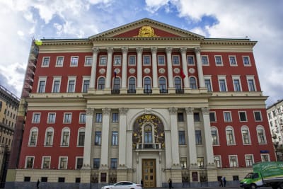 MUNICIPIO DI MOSCA
Il municipio di Mosca, di fronte al quale si trova un monumento a Yuri Dolgoruky, si trova nel mezzo di Tverskaya Street prima di scendere a Manezh Square. L'edificio era originariamente il palazzo del governatore generale di Mosca, che fu costruito nel 1782 dal progetto di M.F. Kazakov per il conte Z.G. Chernyshev, l'allora capo della provincia di Mosca.