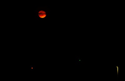 Giochi di luce con luna rossa 1
