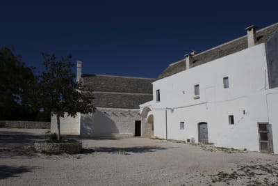Prospetto laterale della chiesa con archi di collegamento alla masseria annessa