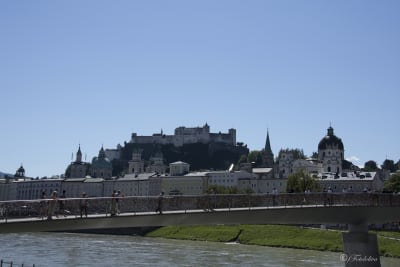 Salisburgo è una bellissima città dell’Austria, una delle più affascinanti di tutta Europa; gode di una posizione molto favorevole ai piedi del monte Untersberg ed è bagnata dal fiume Salach.
ha avuto sempre un’economia fiorente, favorita non solo dalla sua posizione ma anche dalla presenza delle miniere di sale. La città ha origini romane, anche se fu ricostruita una seconda volta a causa delle distruzioni barbariche; il suo periodo di massimo splendore si ebbe tra il XVI e il XVIII secolo, quando divenne il principale polo della cultura europea; nel XIX secolo, entrò a far parte dell’Austria. Da sempre è un fiorente centro industriale con industrie alimentari, chimiche e tessili.