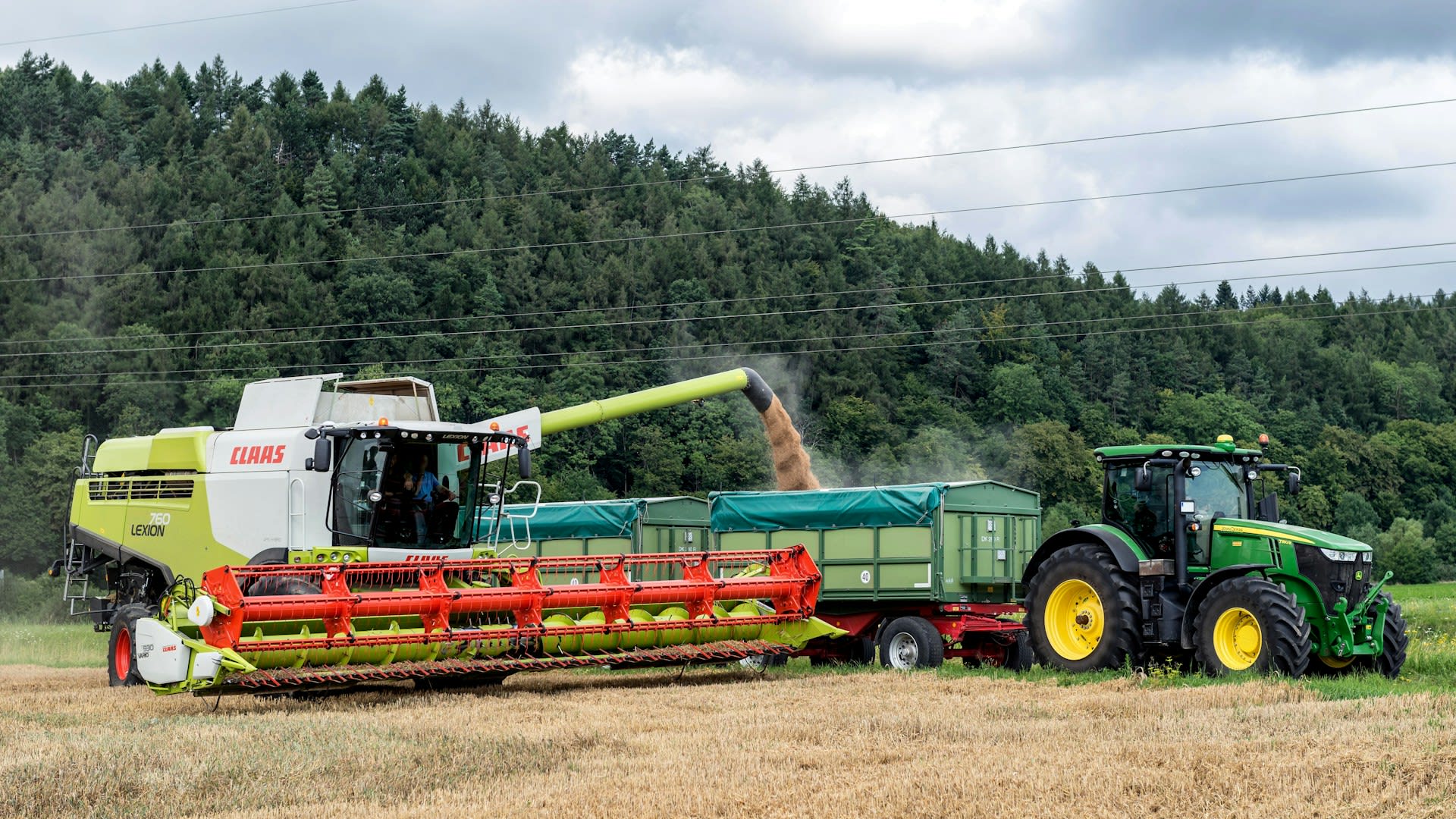 Combină și tractor în timpul recoltării