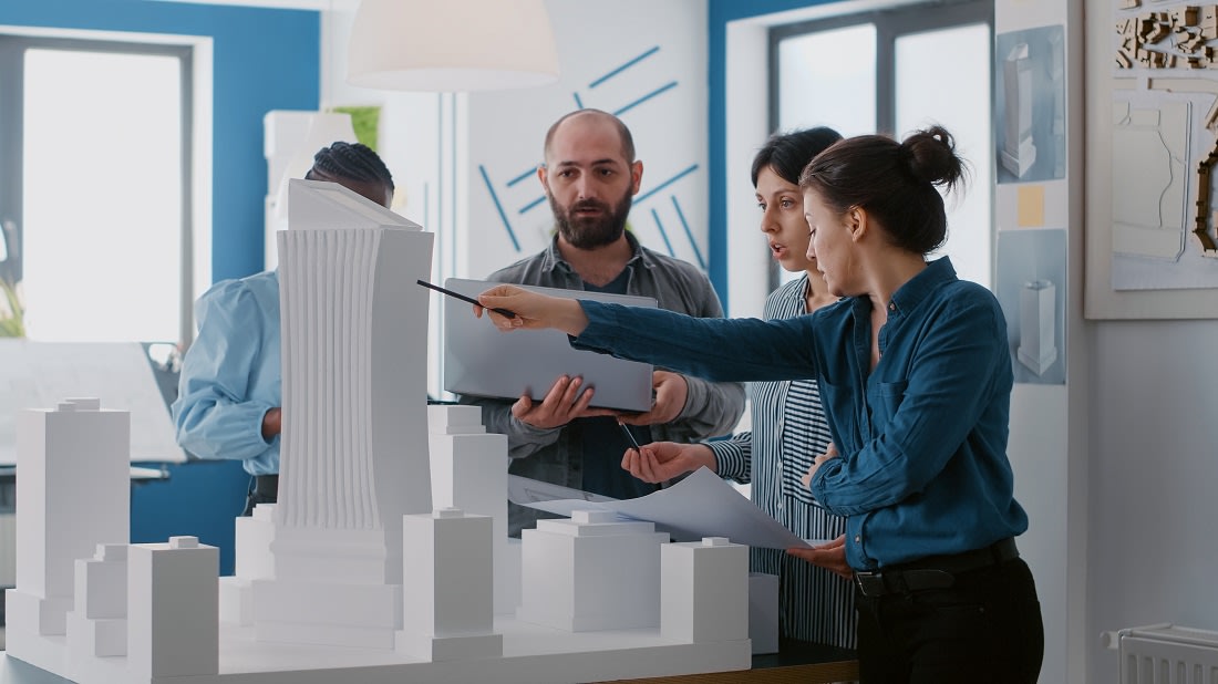 יזם נדל"ן בוחן תוכניות לפרויקט בנייה