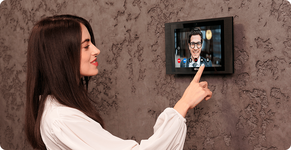 השוואה בין אינטרקום IP או אנלוגי - איור של שני סוגי המערכות