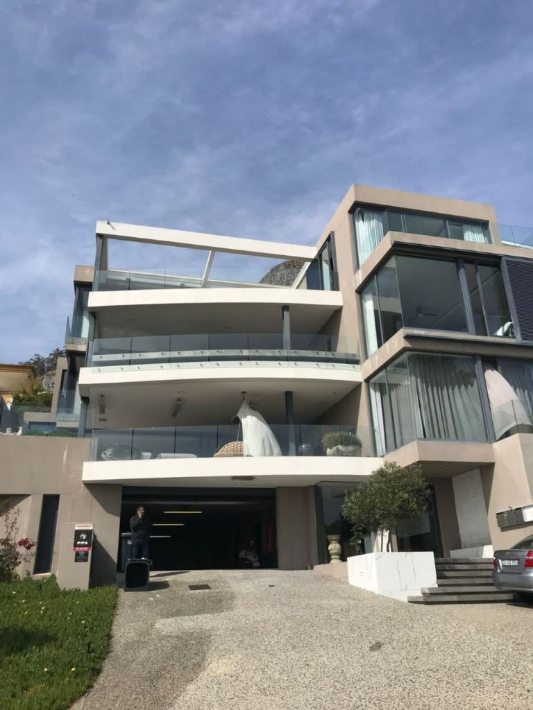 לוח אינטרקום IP של BAS-IP בכניסה ל-Explorer Guesthouse בסומרסט ווסט דרום אפריקה
