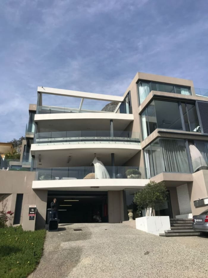 לוח אינטרקום IP של BAS-IP בכניסה ל-Explorer Guesthouse בסומרסט ווסט דרום אפריקה