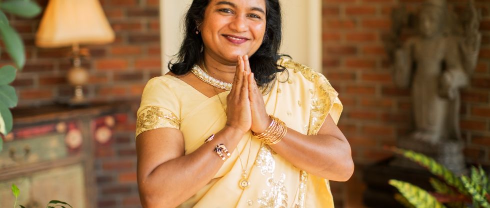 vaidya Upula stehend vor Praxis