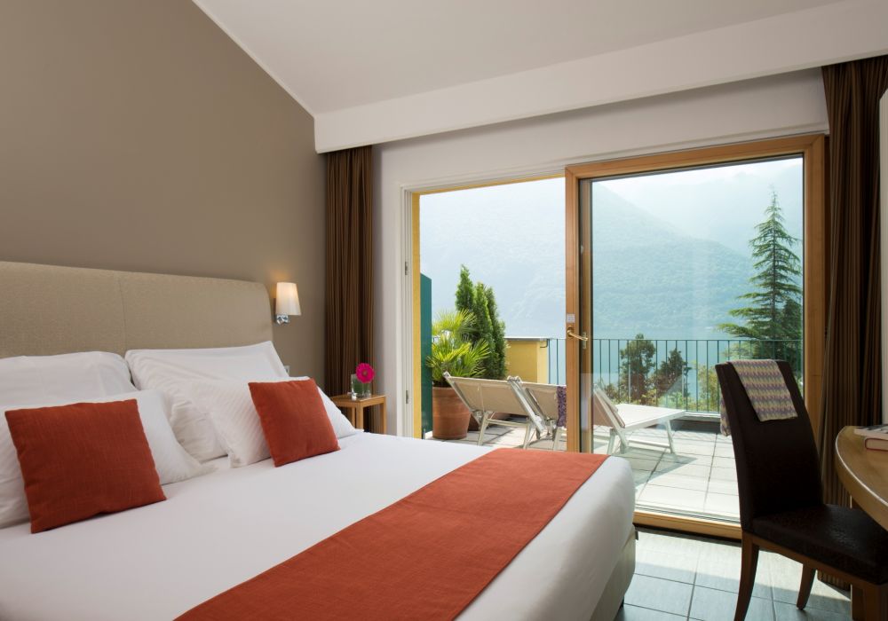 Classic One-Bedroom Suite with terrasse and lake view