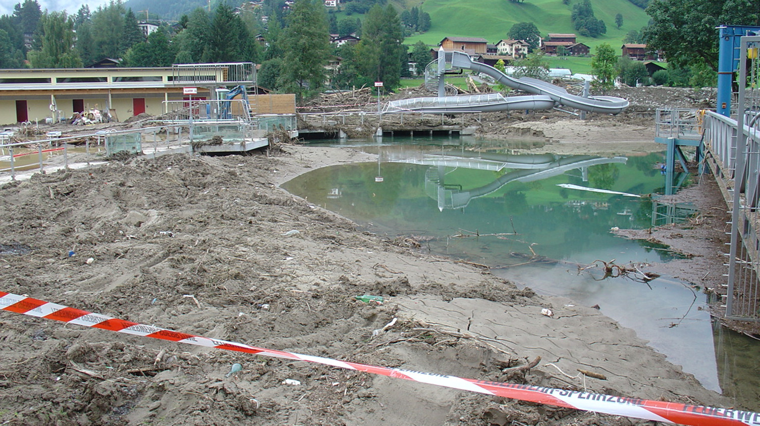 Das Hochwasser von 2005 zerstörte die Badi, die erst ein Jahr zuvor umfassend erneuert wurde (Bild Christian Göldi).