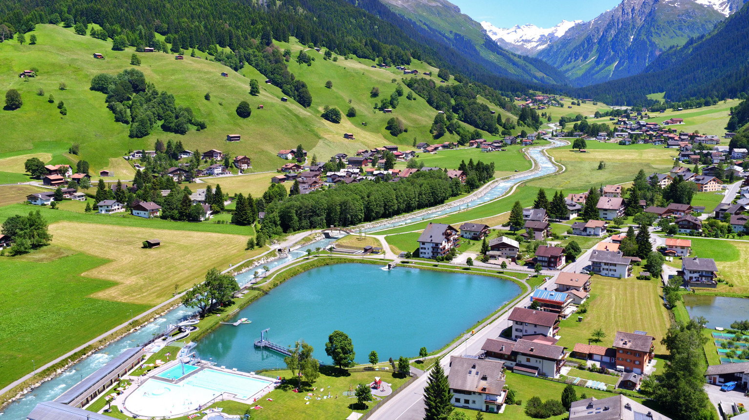 Gleich nach dem Hochwasser wurden die Schäden behoben, und die Anlage erstrahlte schon in der nächsten Sommersaison wieder in vollem Glanz (Bild Destination Davos Klosters / Marcel Giger).