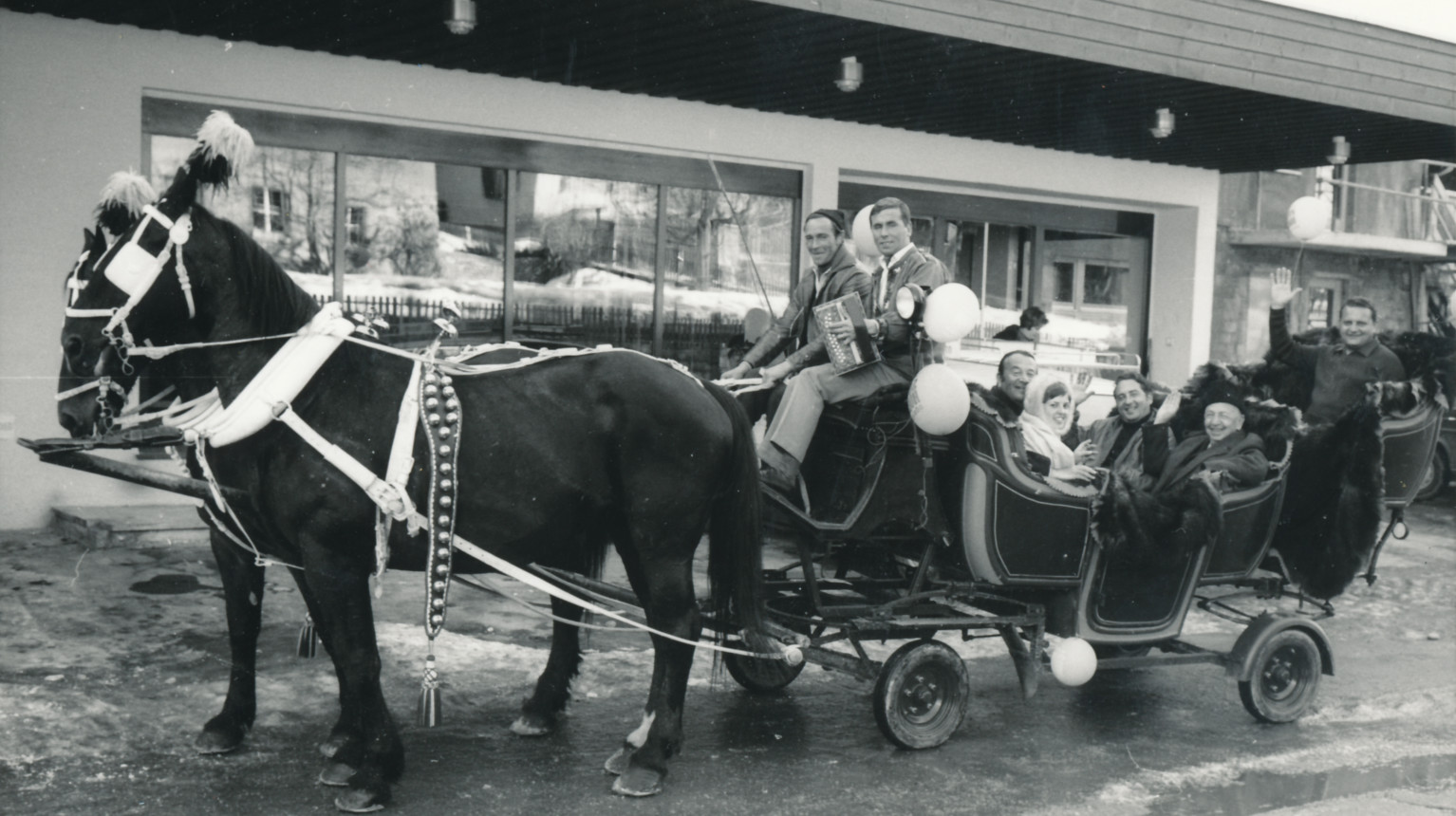 Gäste in einer Kutsche vor dem Hotel Pardenn (Archiv Verein Klosters Tourismus / Fotostiftung Graubünden, undatierte Aufnahme).